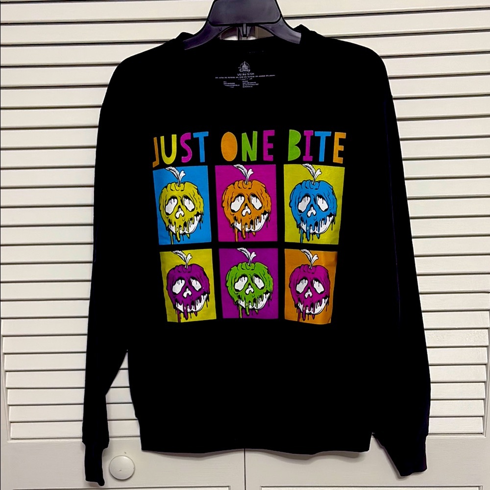 NWT Disney Snow White Poison Apple Crewneck Sweatshirt Small